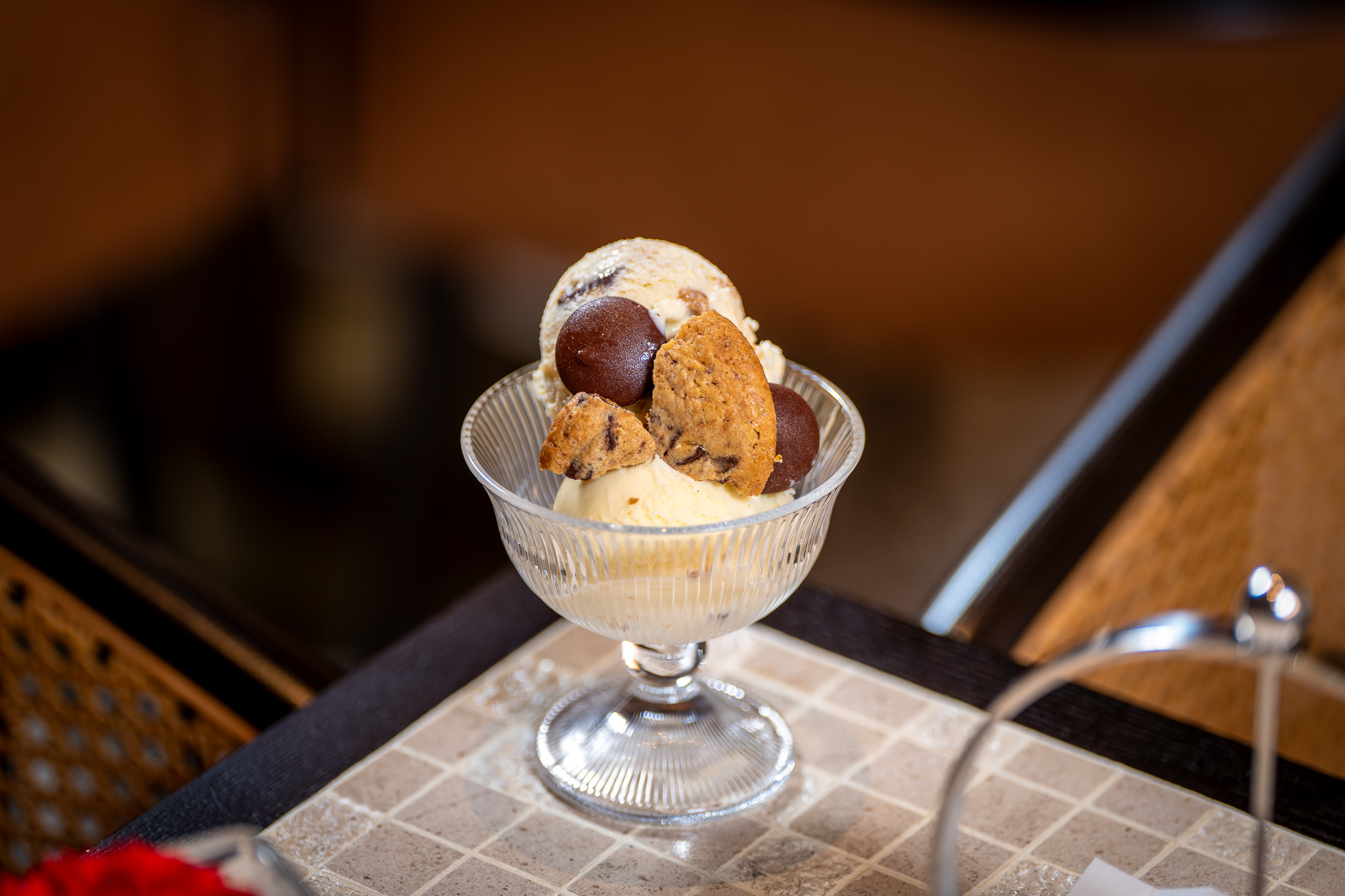 Creamy vanilla gelato swirled with crunchy chocolate chips and chunks of buttery, golden-baked cookie goodness.