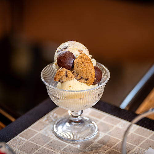 Creamy vanilla gelato swirled with crunchy chocolate chips and chunks of buttery, golden-baked cookie goodness.