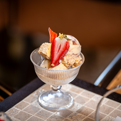 Lush cream gelato blended with ripe strawberries topped with sweet and delectable cheesecake bits.