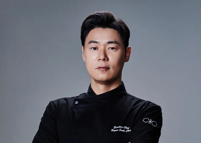 Chef Hyun-seok Choi, Chef Choi’s famous Vongole, Chef Choi’s signature Jang Trio Steak, Chef Choi’s Miyeokguk (Seaweed Soup), Chef Choi’s Bingsu, Chef Choi’s Donut Amuse Bouche